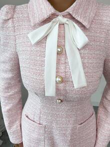 Modelyn Vestido Curto Grosso de Tweed com Laço, Botão e Manga Longa, Rosa, Outono/Inverno - Rosa chiclete - Visão 6
