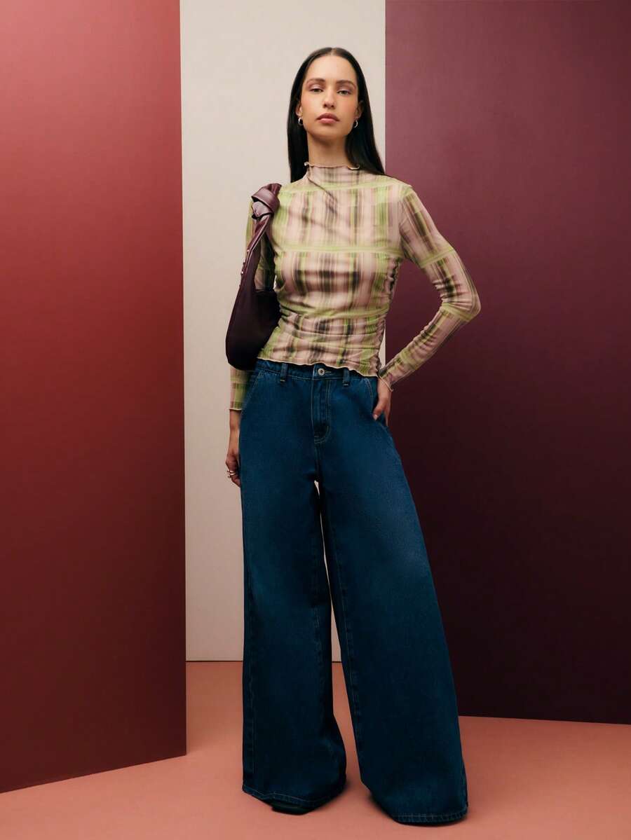 Nöista Maglia a maniche lunghe in rete con motivo a quadri sfumati in toni di verde soffice e malva, con delicata increspatura sui lati per una vestibilità lusinghiera. Leggera e moderna, è ideale per stratificare sotto giacche invernali o abbinare a jeans per look casual eleganti in estate e primavera, autunno, vacanze, uscite di lusso, matrimoni, feste e festival. - Verde Oliva - Visualizzare 1