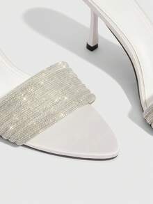 CUCCOO SZL Sandalias de vestir con estilo francés, puntera afilada, tacón alto de 8 cm, de satén blanco con adornos de rhinestones - Blanco - Ver 6
