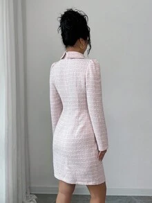 Modelyn Vestido Curto Grosso de Tweed com Laço, Botão e Manga Longa, Rosa, Outono/Inverno - Rosa chiclete - Visão 2
