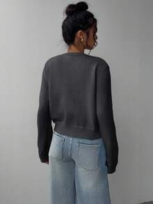SHEIN BASICS 女款休閒純色圓領長袖寬鬆短版開襟衫，秋冬季 - 深灰色 - 查看 2