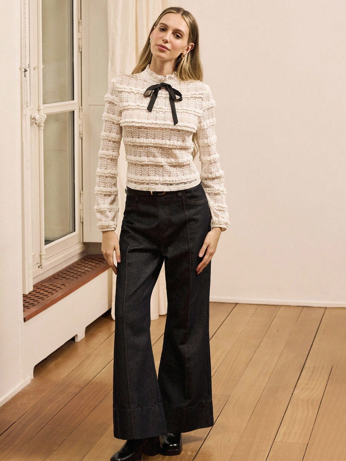 Blusa de encaje con cuello alto y volantes con detalle de corbata en contraste negro, estilo vintage para otoño e invierno