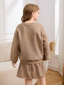 2 件套青少年女孩仿两件套 Polo 领运动衫和百褶裙套装，宽松复古学院风图案印花字母连帽衫 + 裙子，适合秋冬季返校和休闲装 - 卡其色 - 查看 2