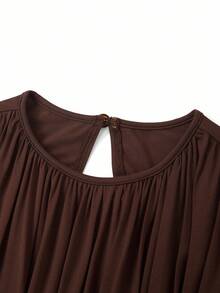 Ellevyn 大码女式纯色圆领长袖褶饰腰部金属装饰优雅连衣裙 - 棕色 - 查看 4