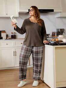 SHEIN Bộ đồ ngủ thường ngày bằng vải nỉ dệt kim gân vải nhung chắp vá viền ren cỡ lớn dành cho nữ, cổ tròn dài tay và quần in họa tiết kẻ caro, quần áo ấm áp mùa đông - màu nâu - Xem 5