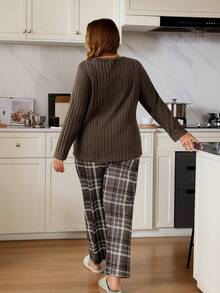 SHEIN Bộ đồ ngủ thường ngày bằng vải nỉ dệt kim gân vải nhung chắp vá viền ren cỡ lớn dành cho nữ, cổ tròn dài tay và quần in họa tiết kẻ caro, quần áo ấm áp mùa đông - màu nâu - Xem 3