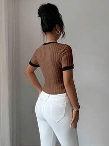 Selianne Áo thun tay ngắn thiết kế bất đối xứng màu sắc cổ điển dành cho nữ - màu nâu - Xem 2