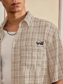 SWAVVY Áo sơ mi nam dáng hộp rộng rãi, màu xanh và tím kẻ caro thêu theo phong cách Standard Fit - Màu Khaki - Xem 4