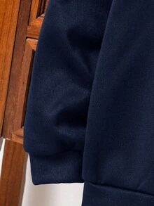 SHEIN 青少年男童休闲简约舒适百搭保暖超值针织连帽卫衣，简约手写文字印花，返校季；秋冬季 - 藏蓝色 - 查看 4