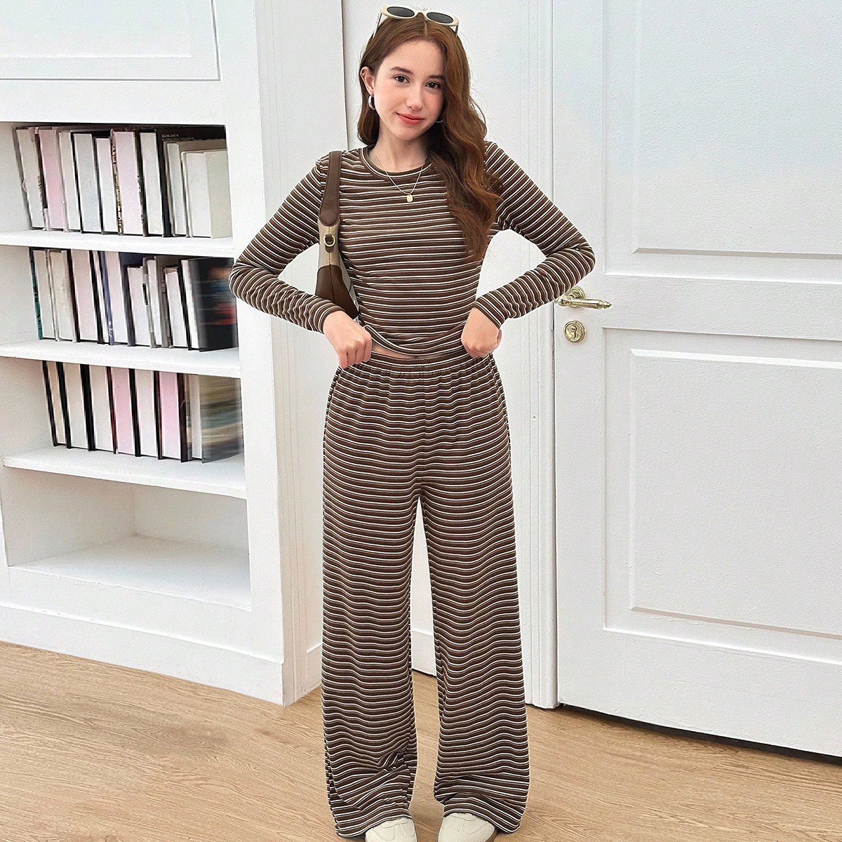Conjunto casual de camiseta de manga larga de cuello redondo ajustada y pantalones slim fit a rayas para adolescentes