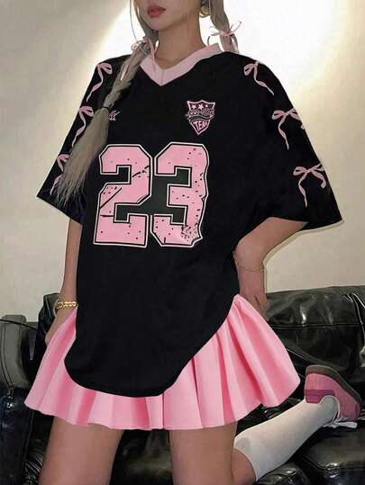 Sparklyn 2 件套少女粉色蝴蝶结和字母 V 领黑色宽松 T 恤搭配粉色 V 形褶皱迷你裙，甜美而