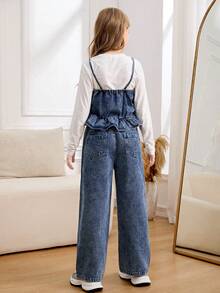 Conjunto de 3 peças de jeans estilo Y2K para meninas pré-adolescentes, incluindo: blusa jeans azul-claro com alças e babados, camiseta branca justa de manga comprida e calça jeans azul-claro com pernas largas. Tecido macio e confortável, adequado para uso diário, escola e deslocamento. - Azul e branco - Ver 3