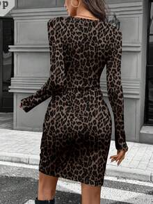 SHEIN LUNE Vestido mini ajustado de cuello alto con mangas largas, cintura fruncida y estampado de leopardo otoñal, elegante para mujeres, otoño/invierno - Multicolor - Ver 2