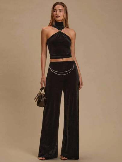 SHEIN Glamour Un conjunto de terciopelo negro sexy que presenta una parte superior sin espalda adornada con anillos decorativos de formas irregulares, combinada con pantalones con cadenas planas de cobre largas y broches de langosta. Conjuntos de ropa de mujer, vestidos de fiesta sexy, conjuntos de ropa festiva, atuendo de carnaval, conjuntos de ropa de fiesta de cóctel, conjuntos de dos piezas, chicas sexy y cautivadoras, ropa de playa para mujeres.