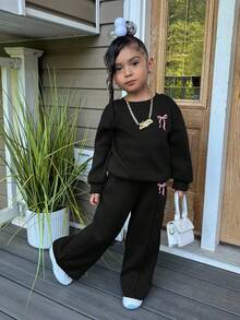 SLAYR KIDS 小女孩舒适休闲粉色蝴蝶结印花超大圆领长袖连帽衫和紧身运动裤套装，适合居家和户外，黑色 - 黑色 - 查看 3