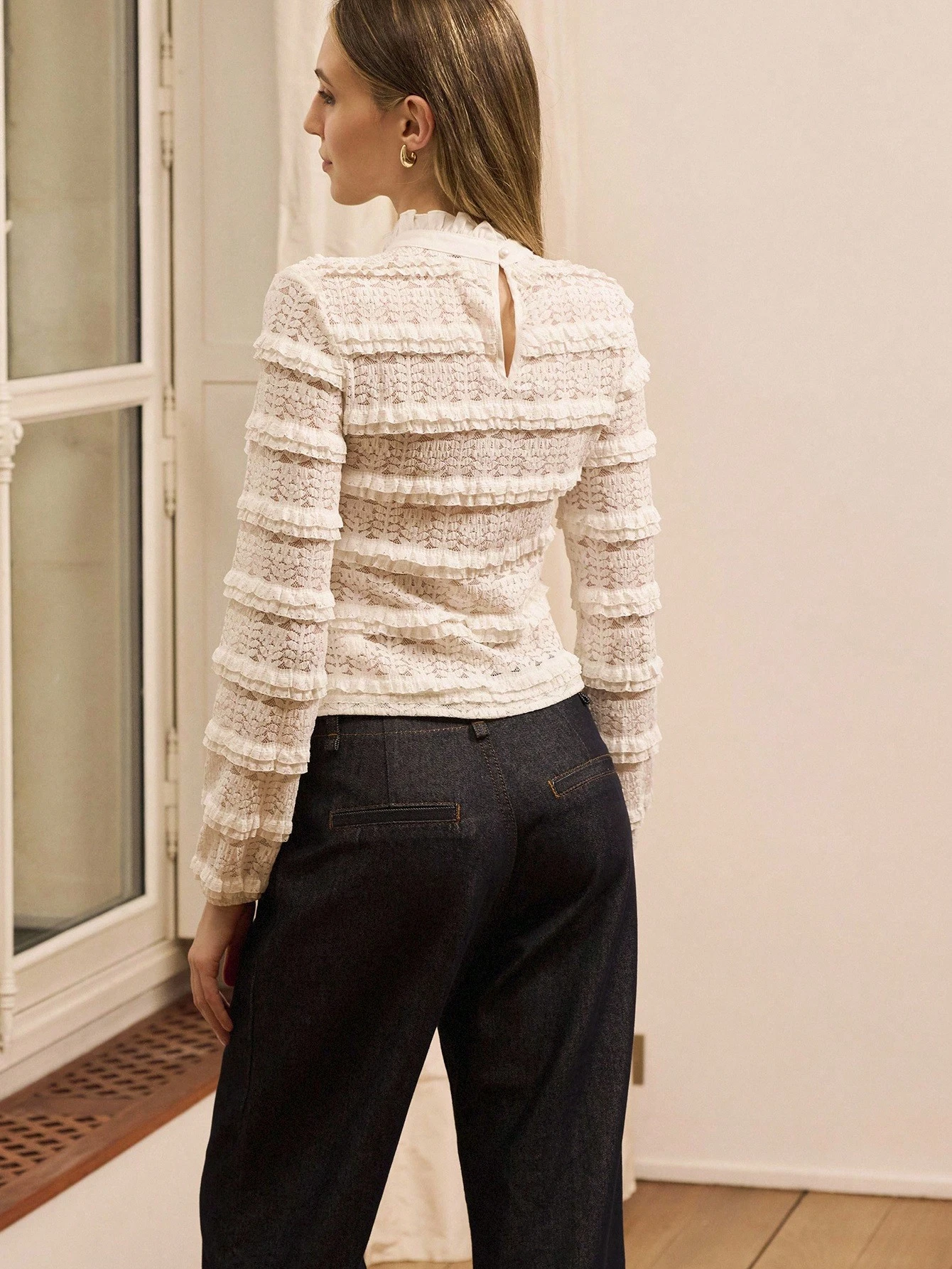 Blusa de encaje con cuello alto y volantes con detalle de corbata en contraste negro, estilo vintage para otoño e invierno