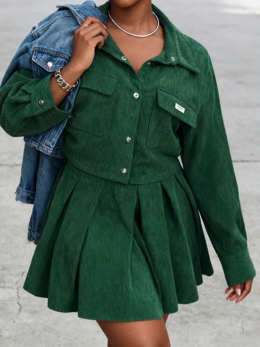 Slaydiva 秋冬新款女装，春夏音乐节，复活节西部风，游牧风，生日派对，毕业季，学院风，学生装，日常休闲，百搭基础款，休闲，度假，邮轮旅行，海滩，日光浴，爆款，街头风，婚礼宾客波西米亚风，通勤风，早午餐穿搭，机场穿搭 - 纯色长袖修身衬衫，灯芯绒罗纹口袋加大码衬衫裙两件套 - 绿色 - 祖母绿纽扣衬衫裙 - 綠色 - 查看 1