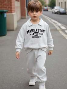 Playful Pals 幼儿男童休闲翻领英文标语印花松紧腰罗纹袖口和下摆长袖上衣和裤子套装，秋冬 - 白色 - 查看 5