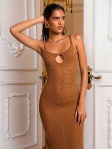 Glamine فستان كاميل مُحبوك بتصميم أمامي مفتوح، إكسسوارات معدنية، حاشية شرابة، جذاب وإغراء للنساء