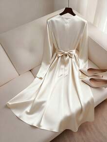 Franclia 时尚简约V领长袖修身腰金属扣腰带长裙 - 杏色 - 查看 2