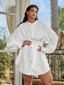 VOLUPTÉ CURVE 大码优雅通勤简约法式都市休闲复古高品质微透涤纶面料奶油白立领泡泡袖宽松灯笼袖系带腰身设计精致纽扣中长款飘逸宽松版型情人节大码女装显瘦办公百搭系带衬衫裙 - 杏色 - 查看 3