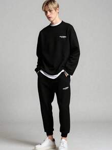 SHEIN 2 件青少年男童休闲字母标语印花二合一圆领卫衣和裤子套装，纯色简约基本百搭，适合通勤、上学、日常休闲、旅行、户外派对、运动、秋冬两件套运动服