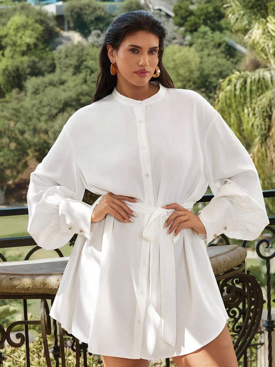 VOLUPTÉ CURVE 大码优雅通勤简约法式都市休闲复古高品质微透涤纶面料奶油白立领泡泡袖宽松灯笼袖系带腰身设计精致纽扣中长款飘逸宽松版型情人节大码女装显瘦办公百搭系带衬衫裙 - 杏色 - 查看 1