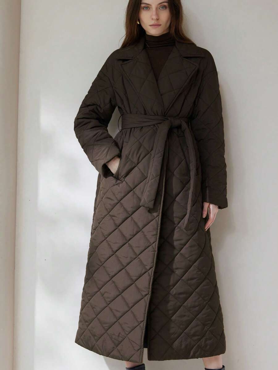 Aveloria Modichic 秋冬新款简约廓形翻领系带菱形绗缝长款羽绒服 - 巧克力棕 - 查看 1