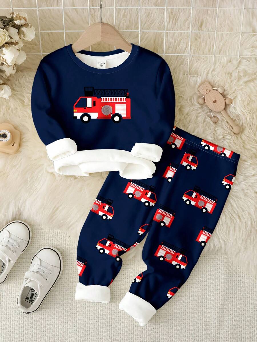 SHEIN طقم بيجامة مريحة من ملابس علوية طاقم الرقبة وبنطلون مطبوع بشاحنة إطفاء للأولاد، مناسب للخريف/الشتاء