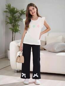 Kaos Aprikot Lengan Pendek dengan Hiasan 3 Bunga Kecil, Dipadukan dengan Celana Jogging Kasual Warna Kuning - Hitam - View 7