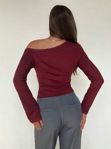 Aloruh Camiseta de manga larga para mujer, nueva para otoño/invierno, color rojo vino sólido, diseño de hombro oblicuo con ojales y remaches decorativos, uso casual y versátil para exteriores