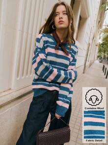 Nöista Pulover cu guler rotund în dungi albastre, roz și gri, cu o siluetă relaxată, ideal pentru femei pentru o ținută casual, șic și elegantă de iarnă.