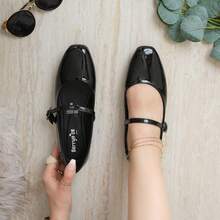 Estas sandalias tipo Mary Jane son ideales para ocasiones casuales, laborales o salidas semi-formales donde se requiere un look pulido pero relajado. Gracias a su diseño sobrio y elegante, son perfectas para combinar con pantalones rectos, vestidos midi o faldas fluidas. Están elaboradas en material sintético tipo recubierto que aporta un acabado brillante y sofisticado, con una suela plana de goma que brinda estabilidad - Negro - Ver 4
