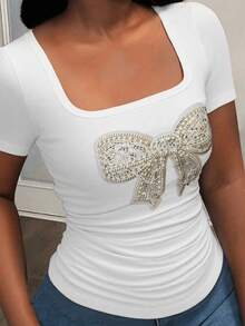 Slaydiva Camiseta básica de verano para mujer con cuello redondo, mangas cortas, ajuste regular, pliegues laterales ajustados y tela elástica acanalada con estampado de lazo y lentejuelas blancas - Blanco - Ver 1