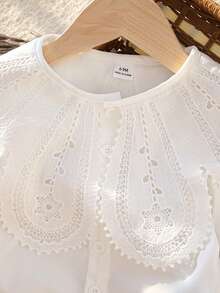 SHEIN Vintaside Kids 1件新生女嬰白色優雅秋季洗禮刺繡蕾絲領長袖開襟鈕扣休閒連身衣生日派對套裝 - 白色 - 查看 3