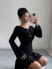 Modelyn Kurzes Damenkleid aus Jacquard-Strick mit Metallschnallen-Dekor und Spitzenbesatz