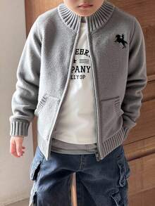 SHEIN 男童保暖内衬棒球风撞色马绣立领拉链开衫毛衣，适合居家、休闲外出穿着，舒适百搭，是秋冬季的理想之选。