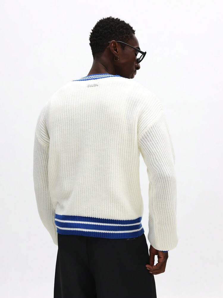 Krótki sweter z dzianiny z dekoltem w serek i haftem