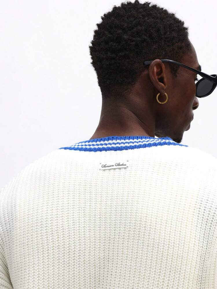 Krótki sweter z dzianiny z dekoltem w serek i haftem