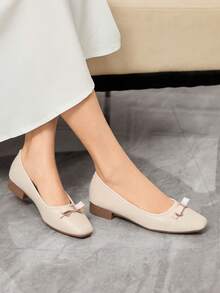 Sleekvia Talons hauts carrés élégants et esthétiques pour femmes, avec un bloc de couleurs noir et abricot, talon épais. Polyvalents pour les déplacements et les sorties, printemps