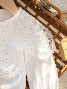 SHEIN Vintaside Kids 1件新生女嬰白色優雅秋季洗禮刺繡蕾絲領長袖開襟鈕扣休閒連身衣生日派對套裝 - 白色 - 查看 6
