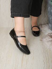 Estas sandalias tipo Mary Jane son ideales para ocasiones casuales, laborales o salidas semi-formales donde se requiere un look pulido pero relajado. Gracias a su diseño sobrio y elegante, son perfectas para combinar con pantalones rectos, vestidos midi o faldas fluidas. Están elaboradas en material sintético tipo recubierto que aporta un acabado brillante y sofisticado, con una suela plana de goma que brinda estabilidad - Negro - Ver 2