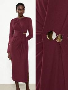 عنابي اللون