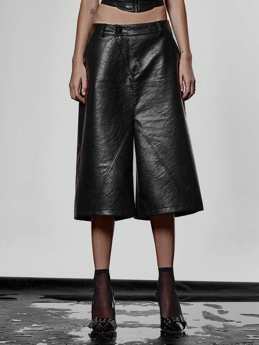 MUSERA Shorts largos de cuero sintético con botón asimétrico en la cintura, ropa de calle cool, para salir de noche, sexy, para fiestas, San Valentín, primavera y verano, de uso casual - Negro - Ver 1