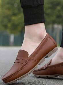 MOCASINES DE PIEL GENUINA con costuras visibles, suela segmentada. Son ideales para ocasiones casuales y reuniones informales, brindando un estilo sofisticado y versátil. Están confeccionados con y presentan detalles decorativos que añaden un toque clásico - Camel - Ver 2