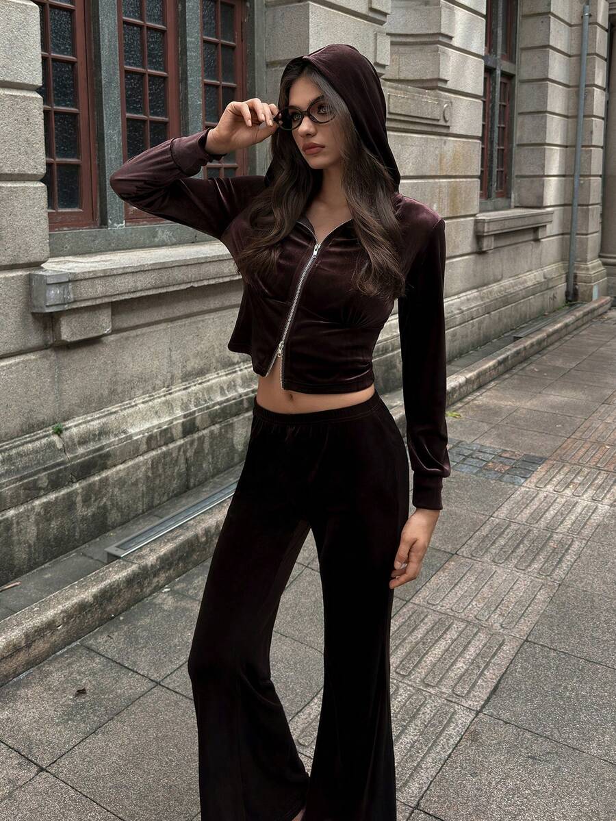 SHEIN Unity Bộ 2 món áo nỉ và quần nhung màu cà phê đậm phong cách American Baddie cổ điển, dành cho nữ, Thu/Đông - Màu Đỏ Sâu - Xem 1
