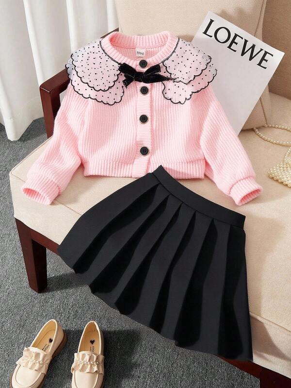 Ensemble de cardigan en tricot rose et jupe plissée noire pour jeunes filles. Le cardigan rose est en tricot doux et agréable pour la peau, avec un col en dentelle à pois double couche et un nœud noir pour une allure raffinée. La fermeture à boutons avant et les manches bouffantes apportent une touche mignonne et ludique. La jupe plissée noire a une silhouette nette et un ourlet fluide, complétant cette tenue fraîche et féminine. Ensemble 2 pièces, adapté pour l'automne/l'hiver