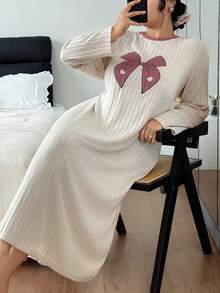 SHEIN Đầm ngủ dài tay cổ tròn thêu hình trái tim dáng rộng dành cho nữ, cỡ lớn, thích hợp mặc ở nhà vào mùa thu/đông, trang phục ấm áp, đầm ngủ Moo Moo. - Màu be - Xem 5