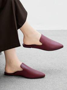 عنابي اللون