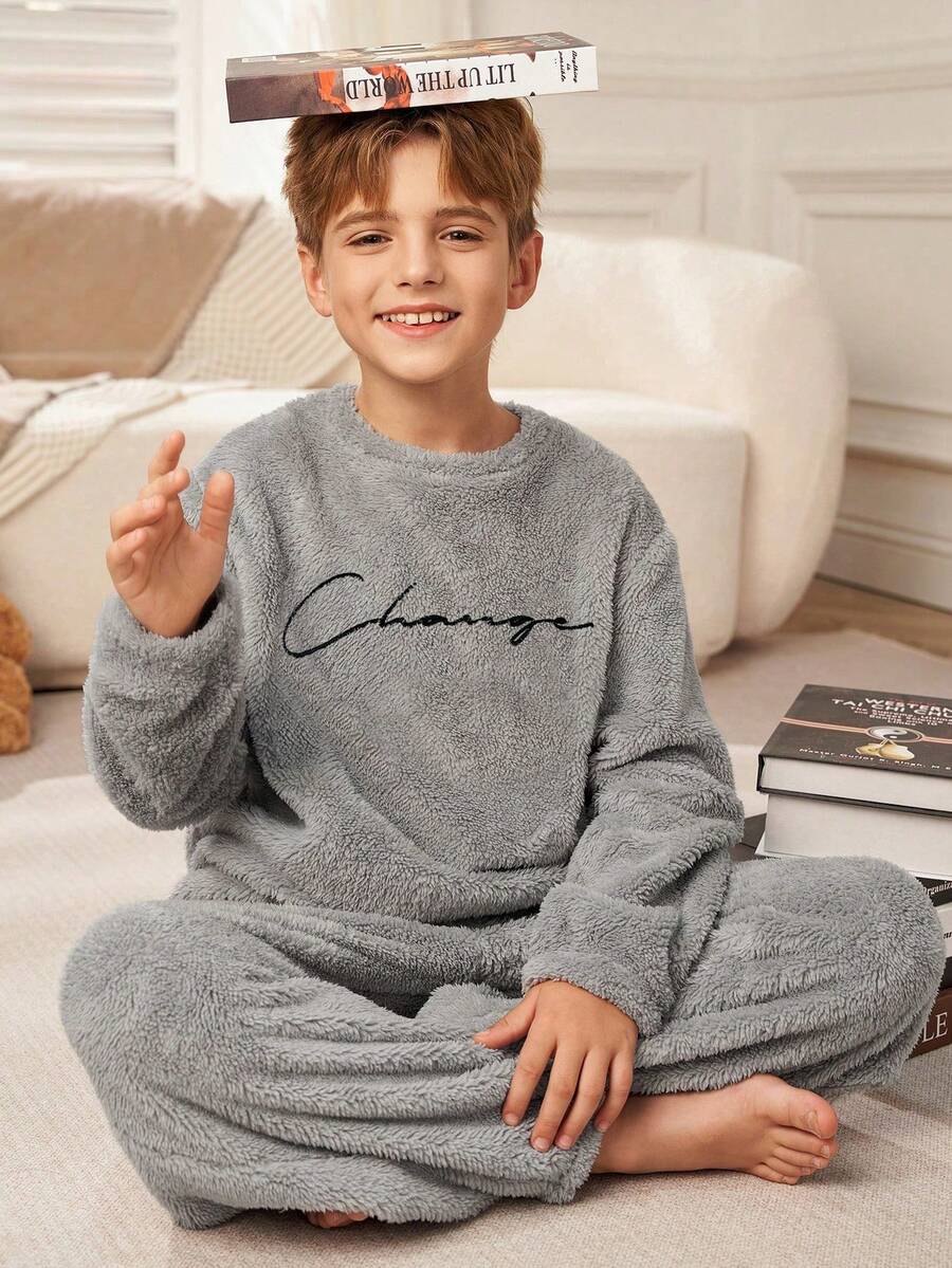 SHEIN 2 件套青少年男孩简约字母刺绣圆领长袖上衣和柔软羊毛睡裤套装,舒适家居睡衣,秋冬 - 淺灰色 - 查看 1